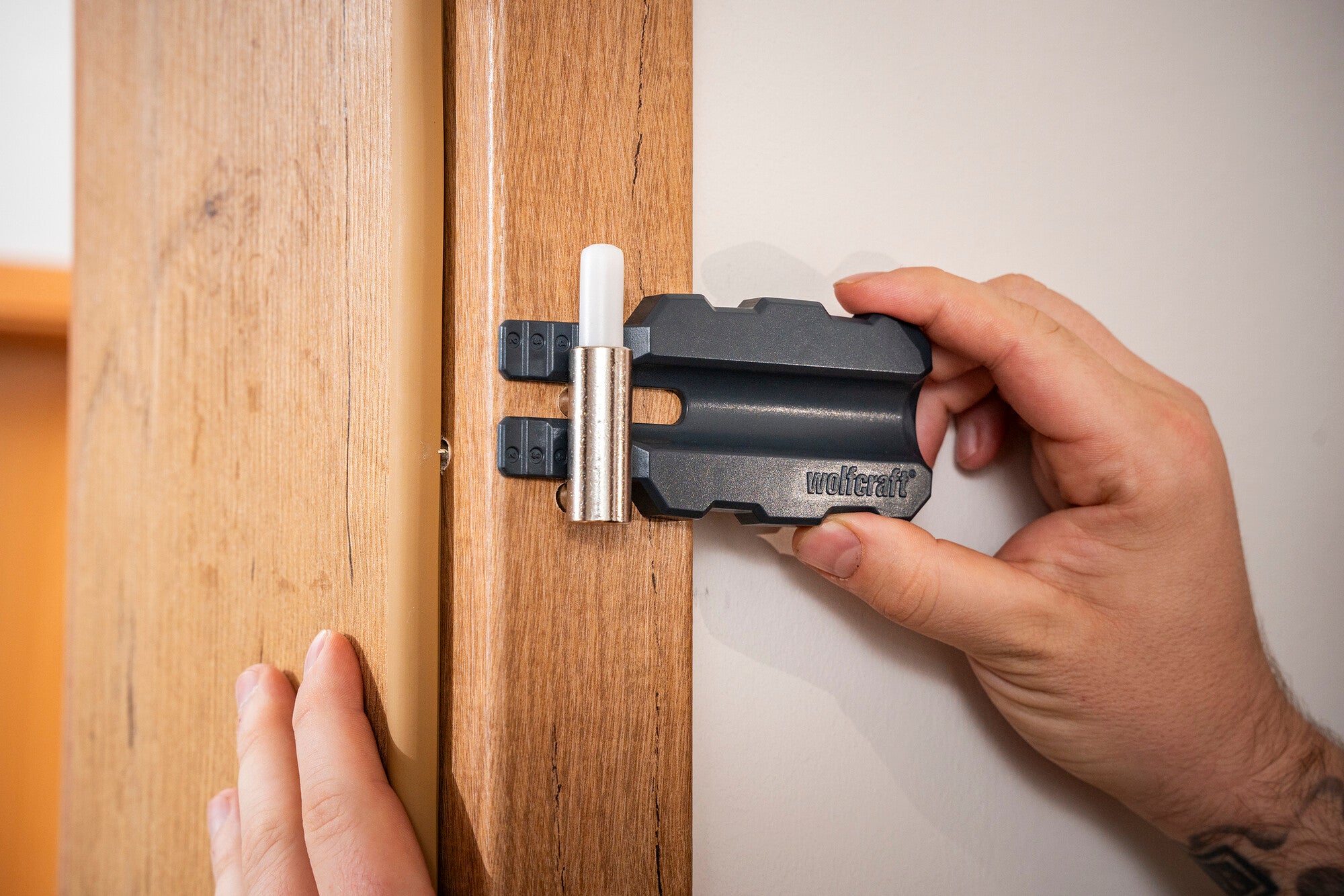 Zestaw do regulacji zawiasów ościeżnic i osadzania skrzydeł drzwi 1