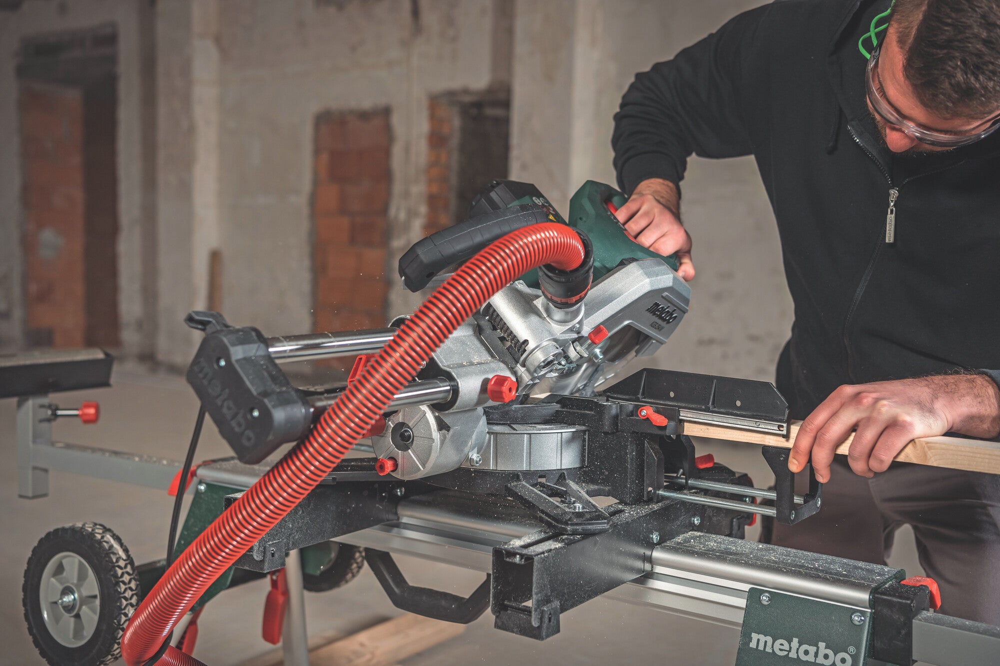 Pilarka ukosowa z posuwem 1800W 254mm KGS 254 M Metabo 2