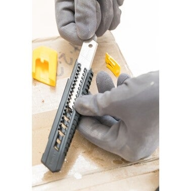 Nóż z wymiennym ostrzem łamanym 18 mm 10-151 Stanley 2