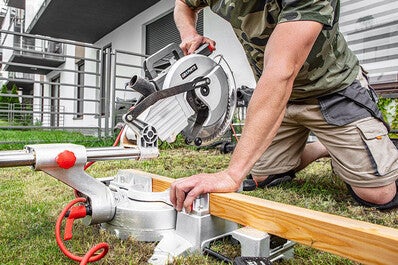 Pilarka ukosowa z posuwem 1800W 255 mm 59G812 Graphite 2