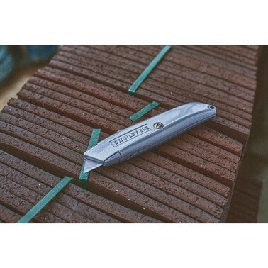 Nóż metalowy z chowanym ostrzem 10-099 Stanley 2