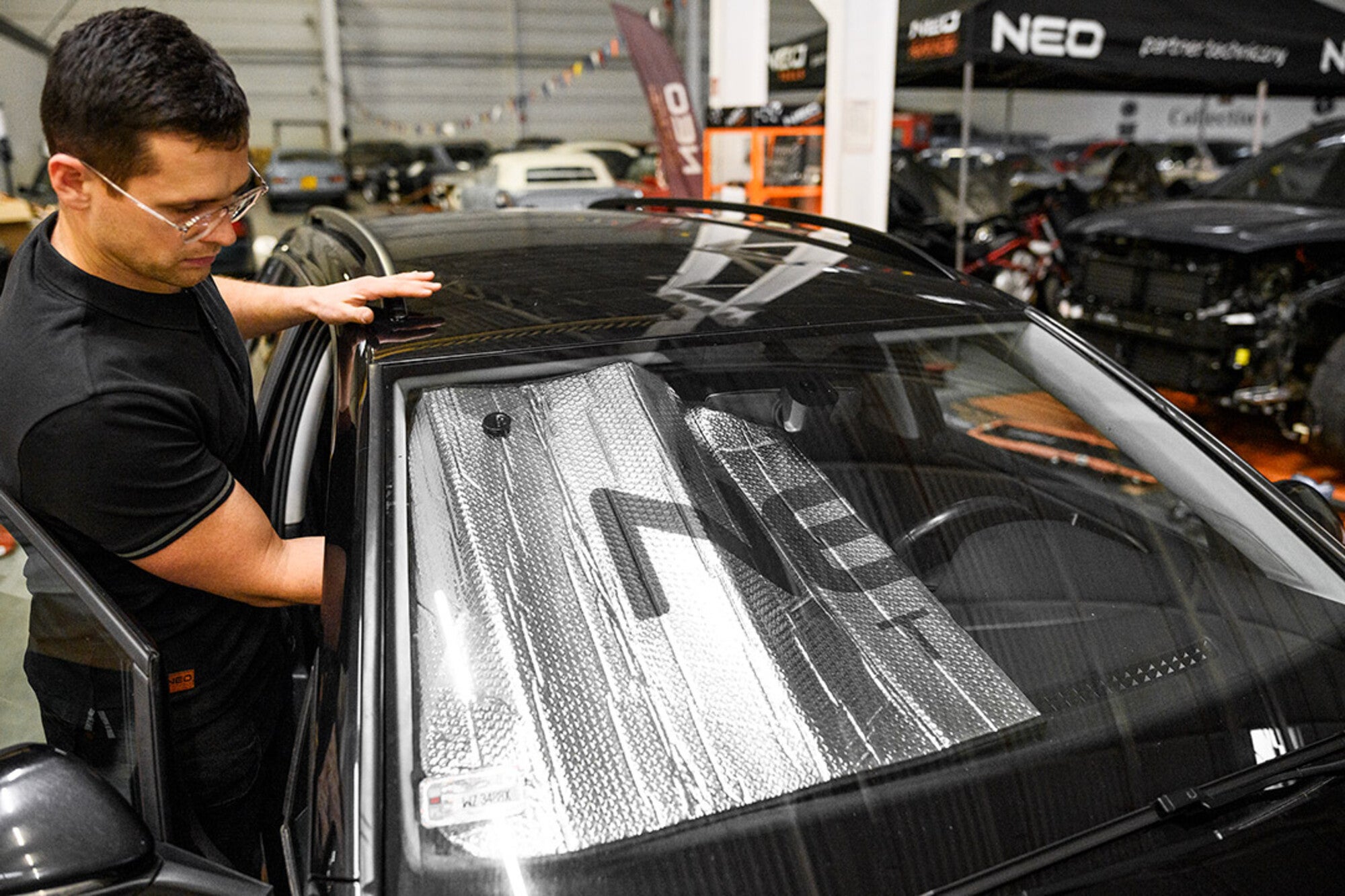 Osłona przedniej szyby 138x70 cm NEO 10-471 1