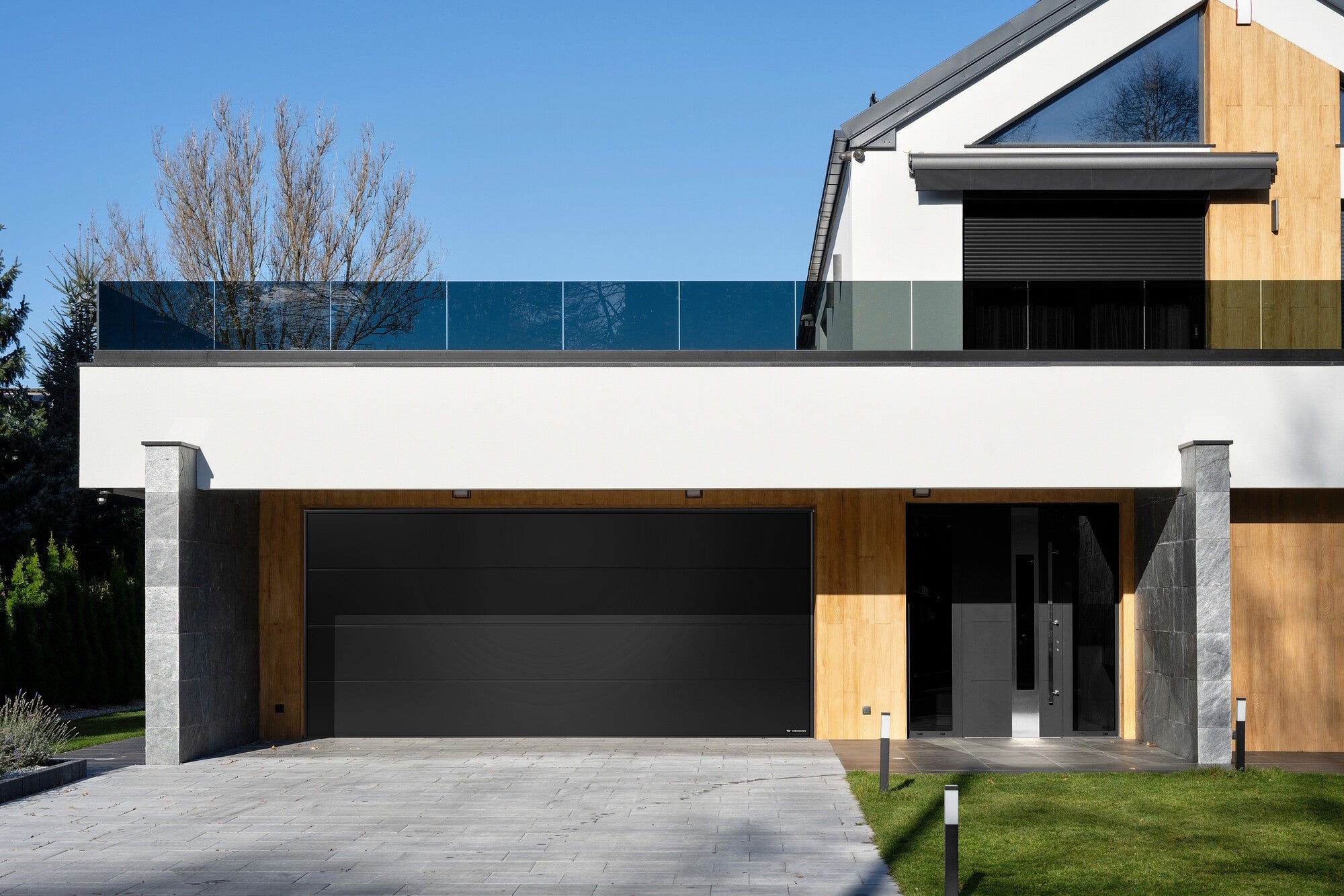 Brama garażowa dwustanowiskowa Nobla 5000x2250 czarna (RAL 9005 struktura) 1