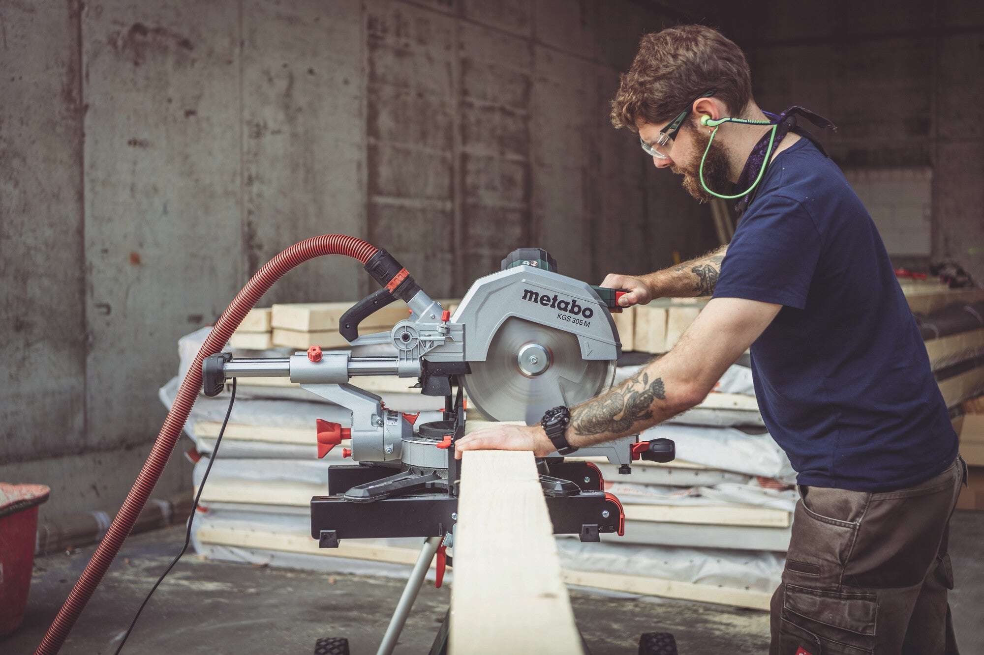 Pilarka ukosowa z posuwem 2000W 305 mm KGS 305 M Metabo 1