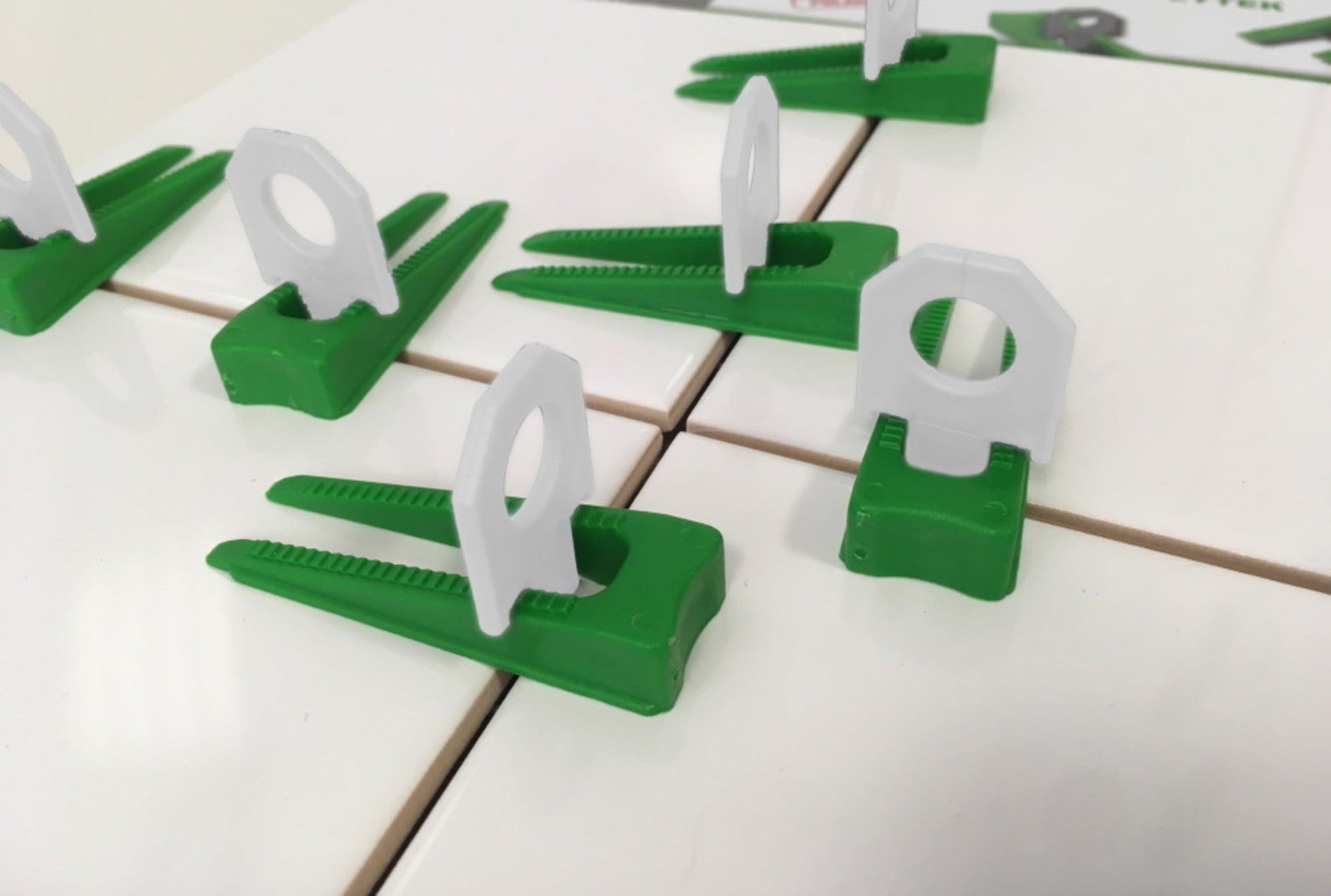 System poziomowania MIX: klipsy białe 1mm 300 szt. + kliny zielone 100 szt. 1