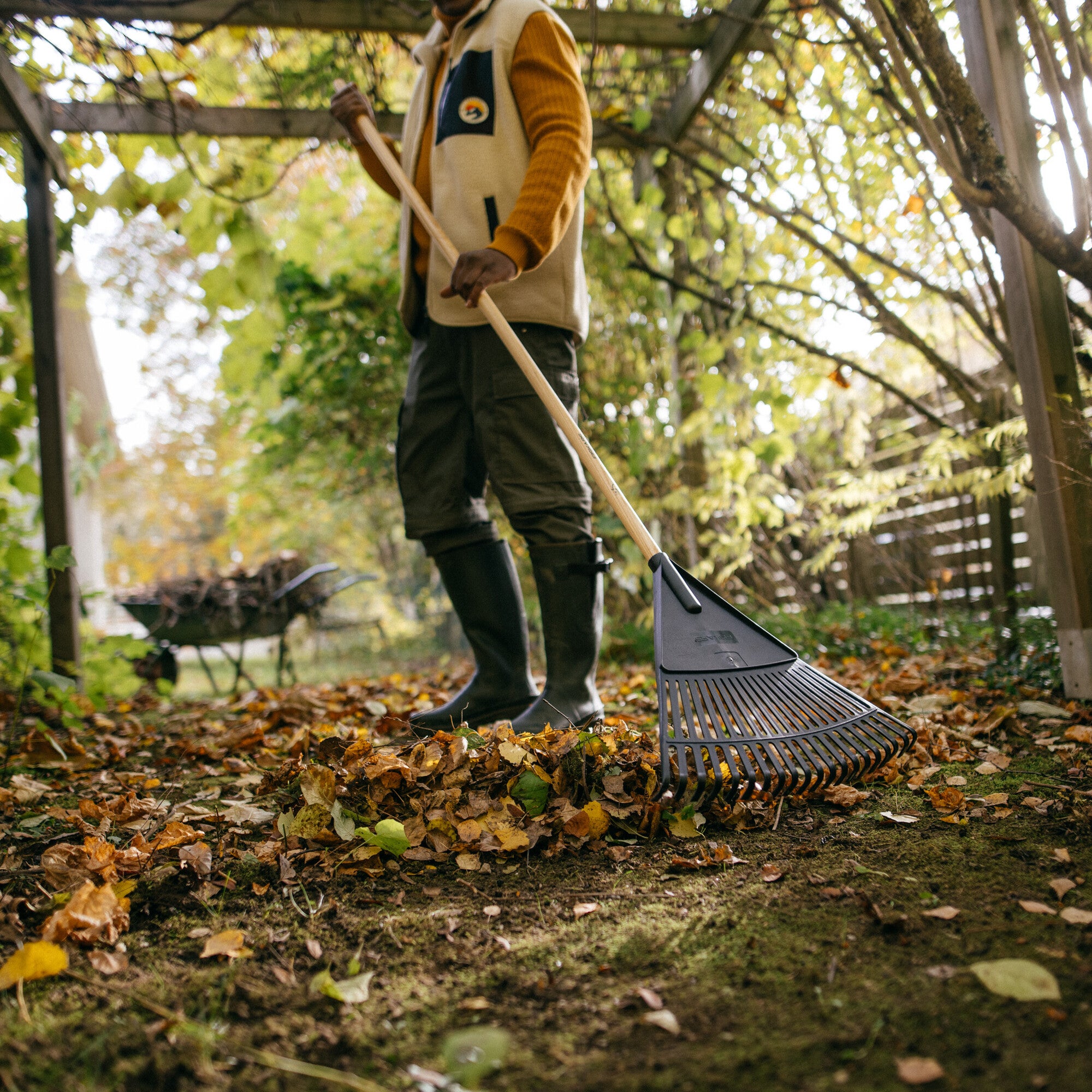 Grabie do liści Fiskars SOLID z drewnianym trzonkiem 2
