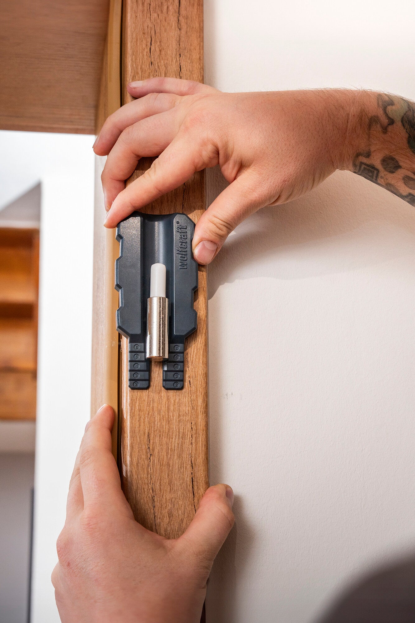 Zestaw do regulacji zawiasów ościeżnic i osadzania skrzydeł drzwi 2