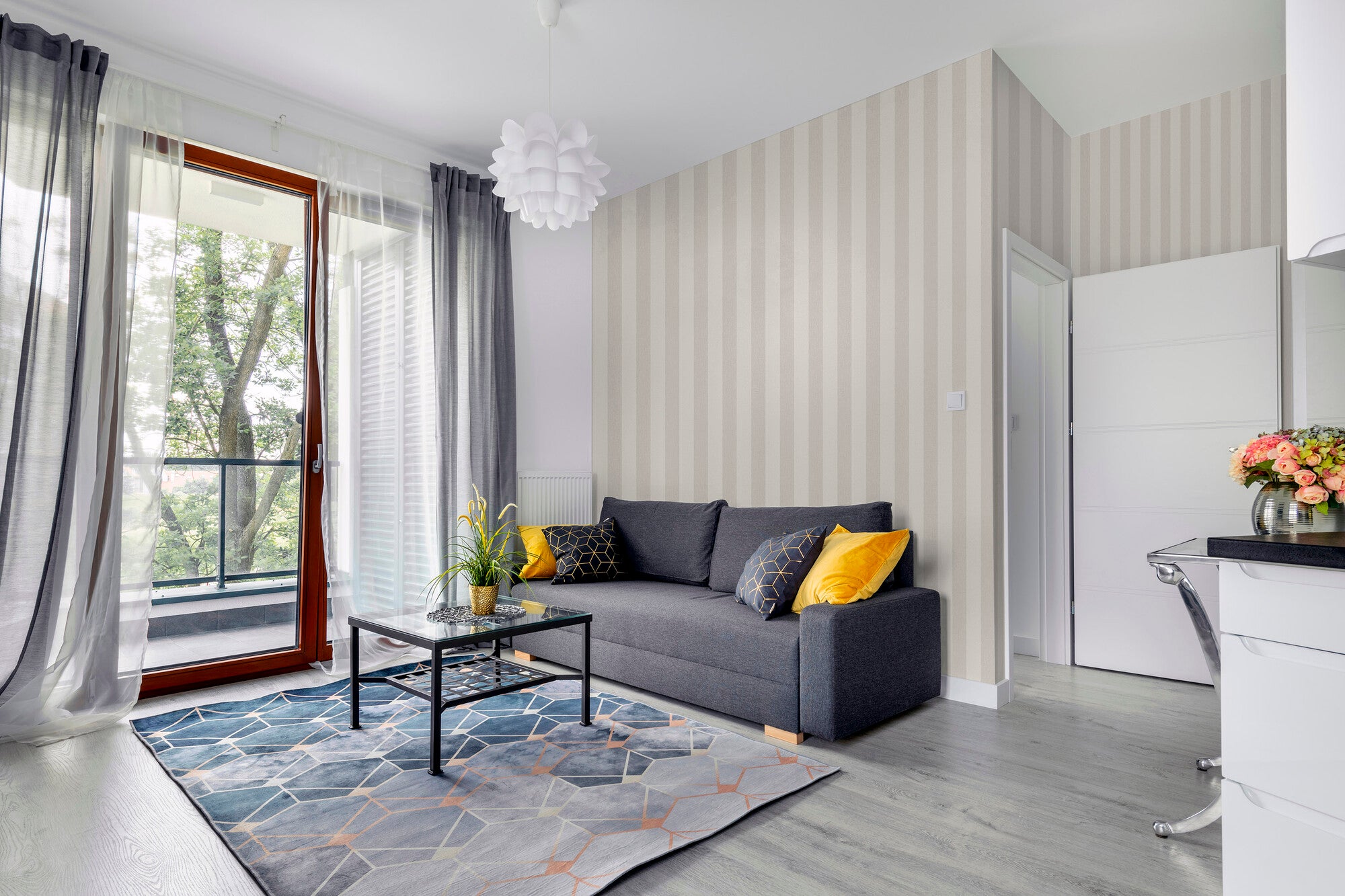 Tapeta winylowa na fizelinie zinnia - paski beżowe 1