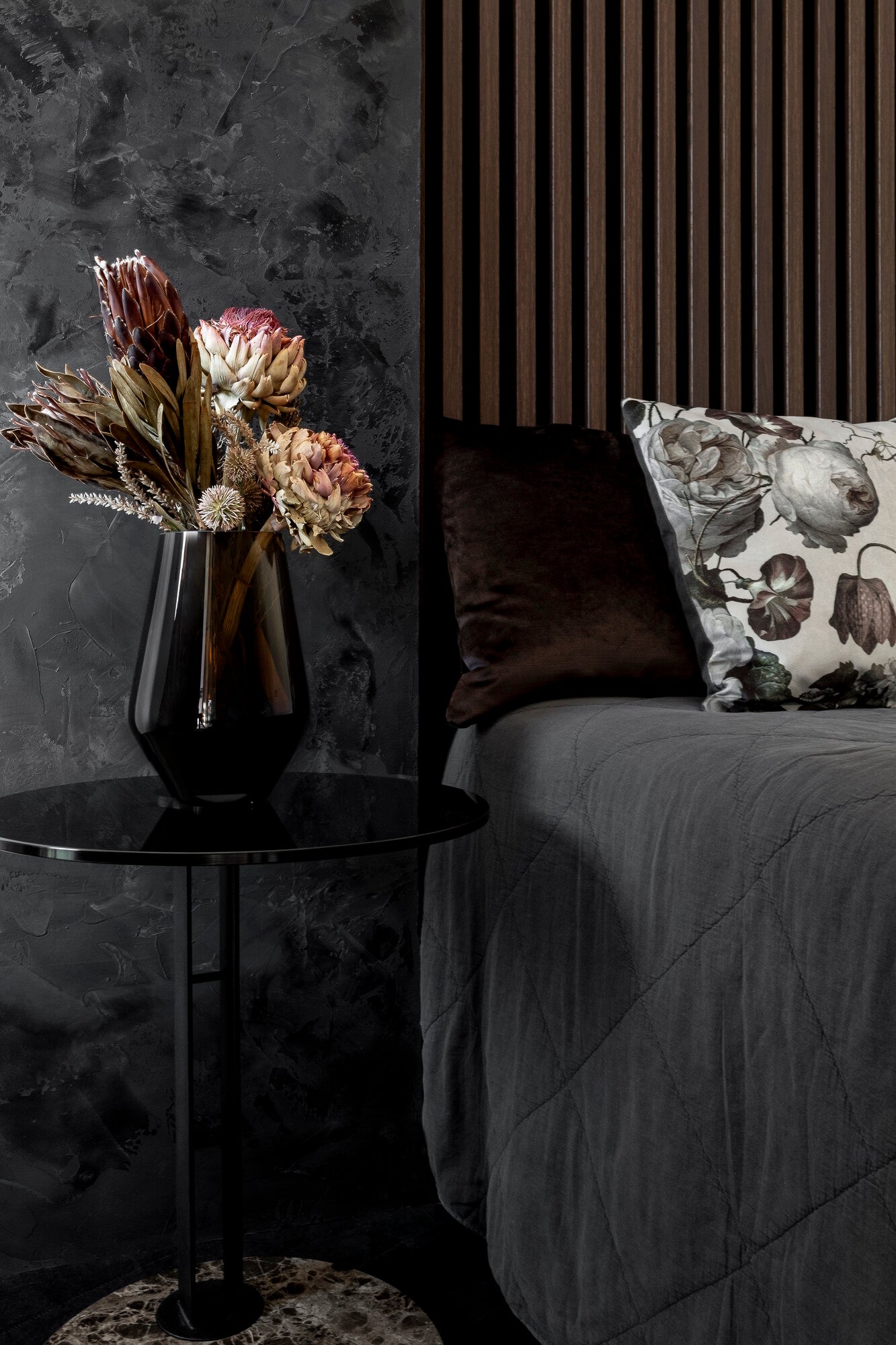 Panel lamelowy na filcowym podkładzie WOODLINE 2700x300 dąb ciemny, tło czarne 1