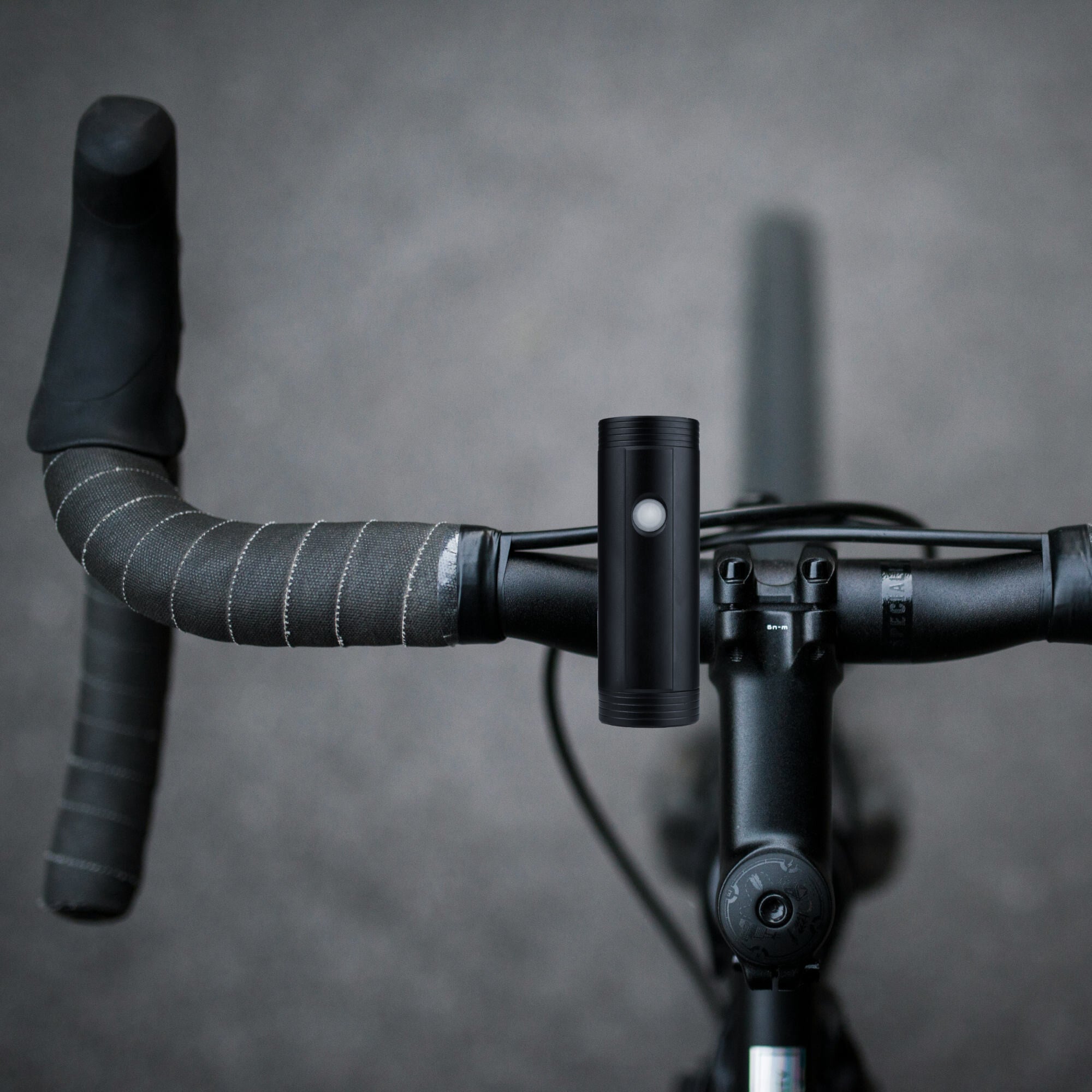 Latarka rowerowa akumulatorowa 400lm 2Ah USB-C IPX5 4