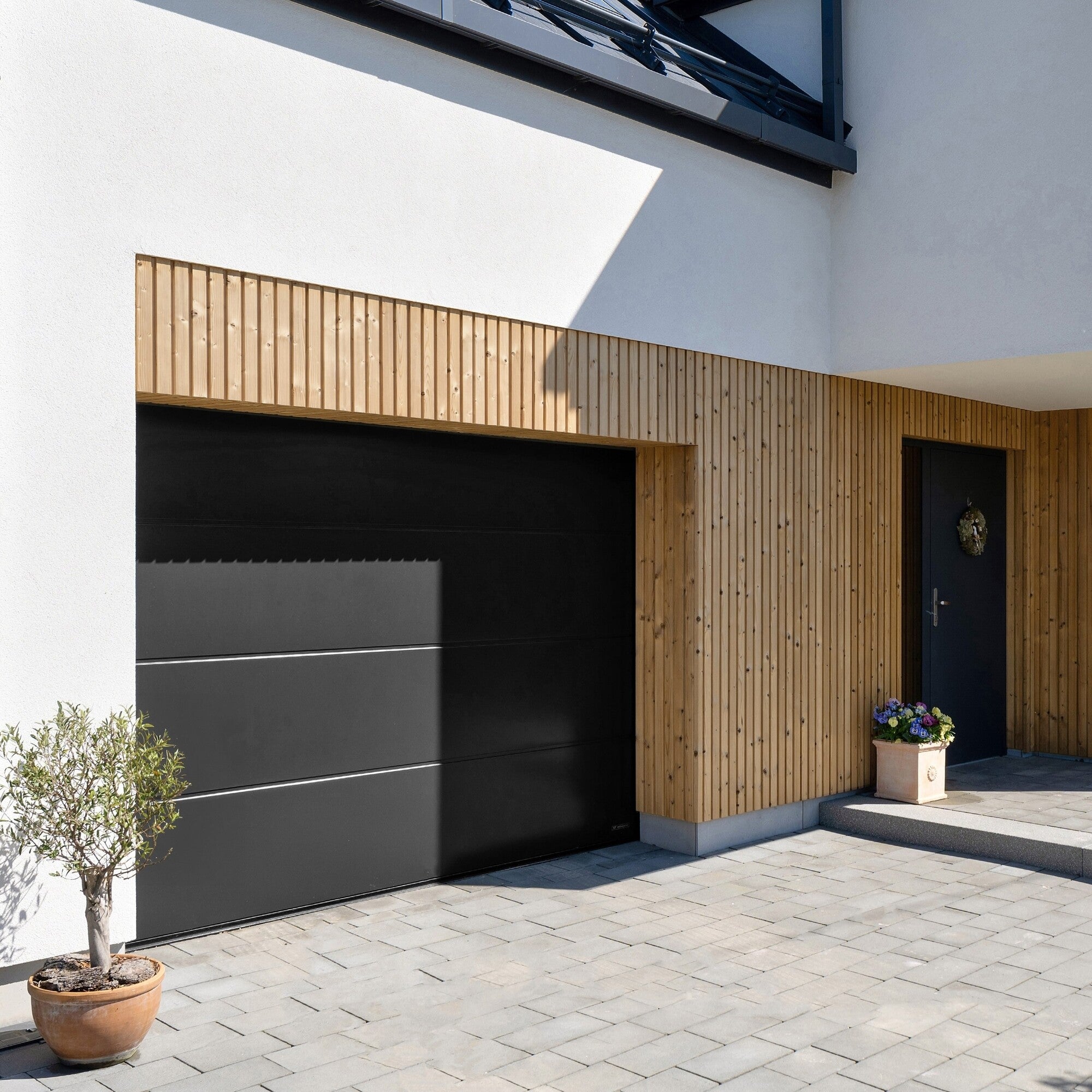 Brama garażowa segmentowa Nobla z napędem automatyczna 2500x2125 czarna 2