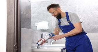 Jak usunąć stary silikon i położyć nowy – podpowiedzi fachowców
