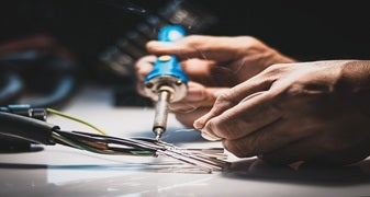 Co jest potrzebne do lutowania? Wybieramy lutownicę i akcesoria