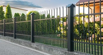 Ile kosztuje ogrodzenie działki w zależności od rodzaju płotu – aktualne ceny