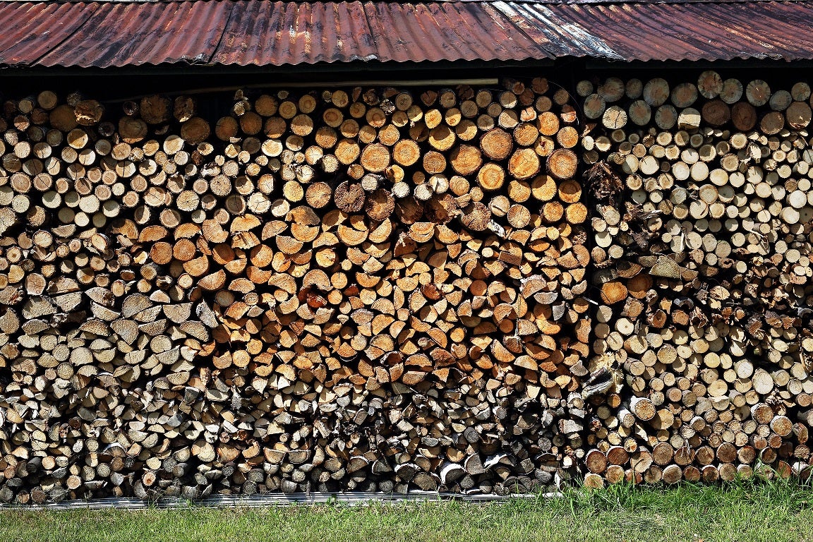 drewno_kominkowe_stos.jpg