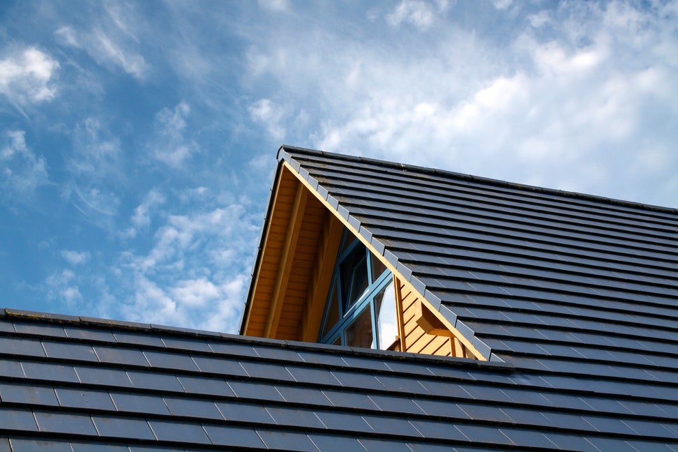Podbitka dachowa – drewno czy PVC. Wady i zalety