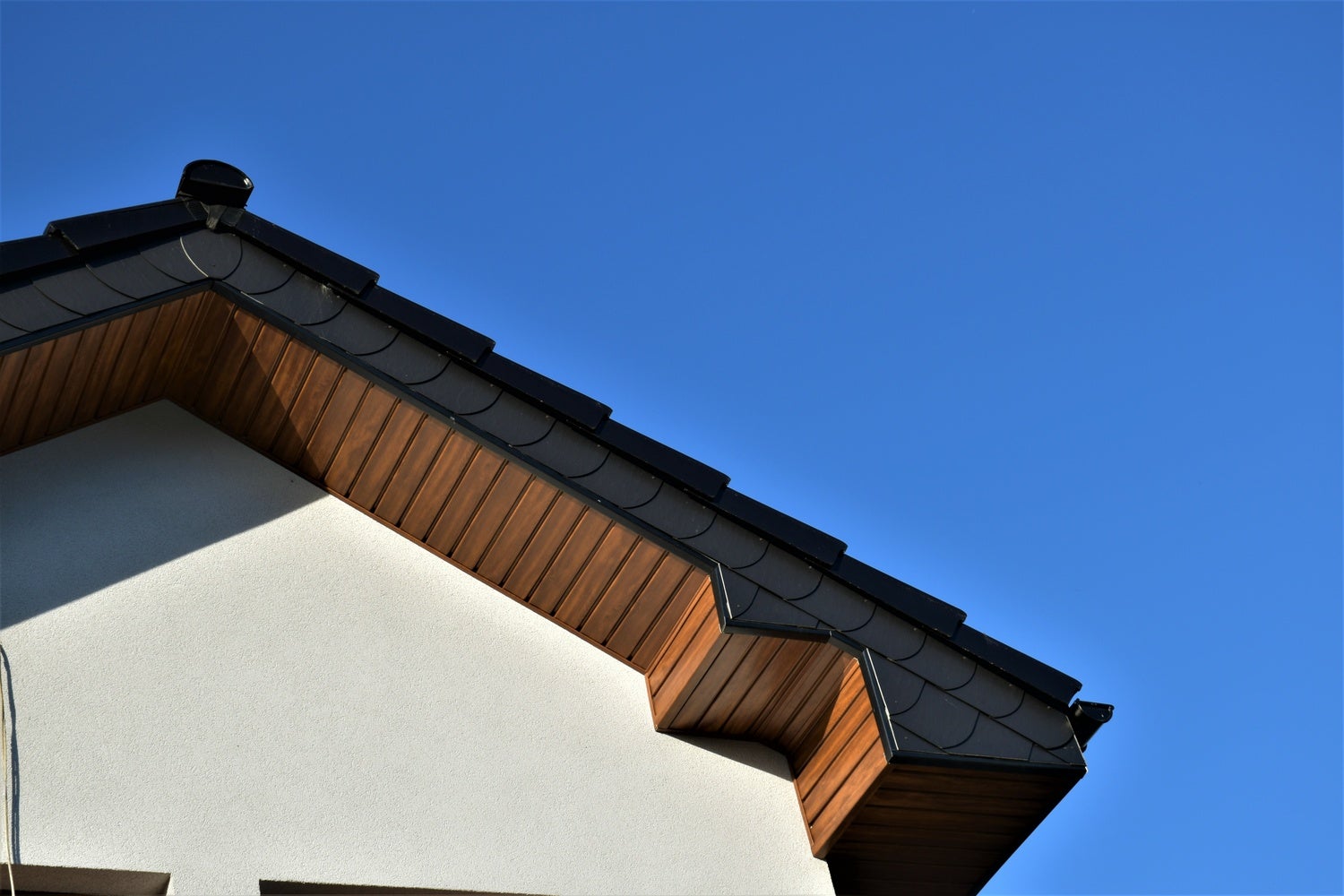 Podbitka dachowa – drewno czy PVC. Wady i zalety