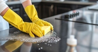 Czym umyć kuchnię i łazienkę na błysk? Sprawdzone produkty i tipy